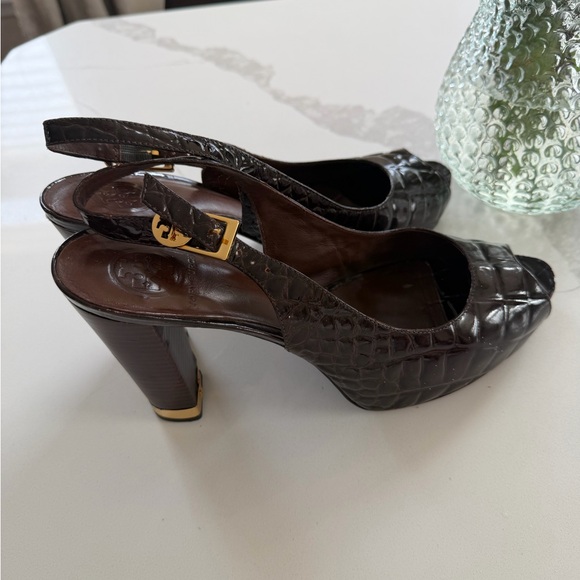 Tory Burch Shoes - TORY BURCH Allison Crocs Brown Patent Leather Peep Toe Slingback Heels Sz 11